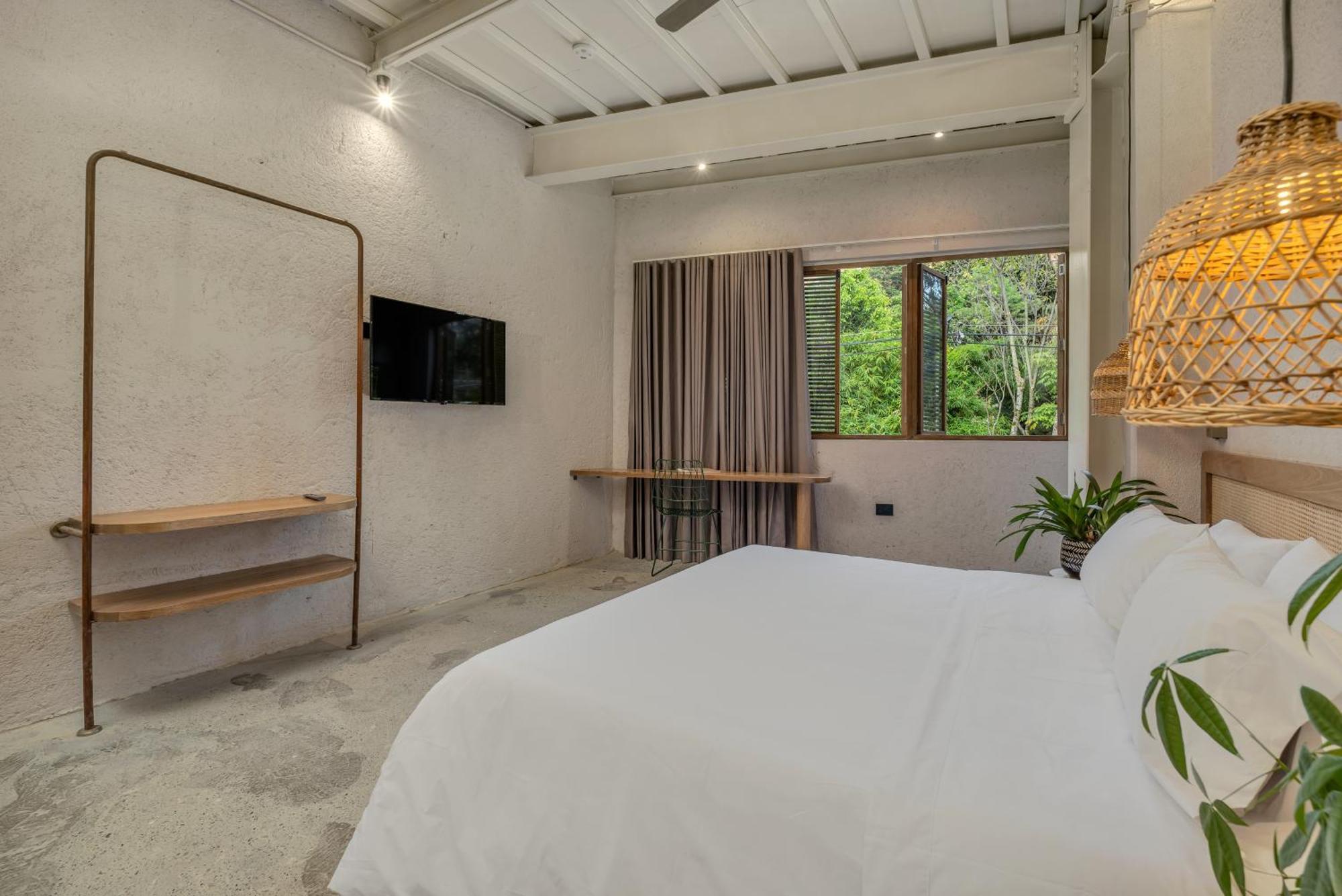 Botanica Casa Hotel Manila By Housy Host Medellín Esterno foto